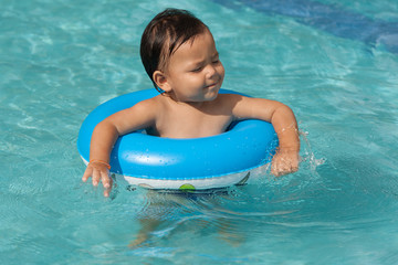 Baby mit Schwimmreifen