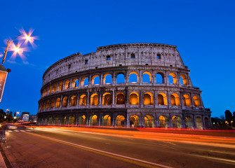 Fototapeta na wymiar Colosseum na zmierzchu od z przodu Metro, Rzym Włochy.