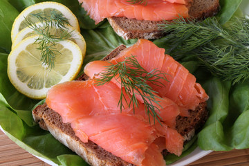 Geräucherte Lachsscheiben auf Brot