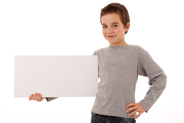 Freundlicher Junge mit wei&szlig;em Schild
