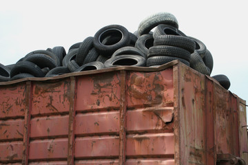 alte Autoreifen in einem Container