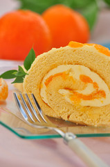 Gerollter Biskuitteig mit Füllung