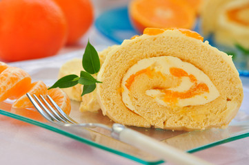 Saftige Mandarinenrolle mit Buttercreme