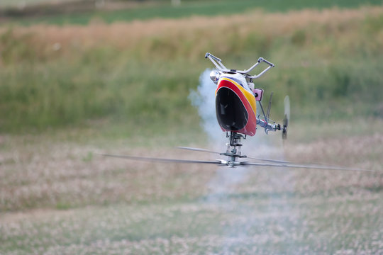 Hélicoptère miniature en voltige 3D