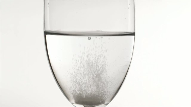 Tablette l&ouml;st sich im Glas auf