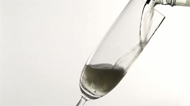 Ein Glas Sekt wird eingesch&uuml;ttet