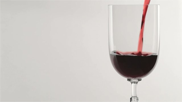 Wein wird eingeschenkt