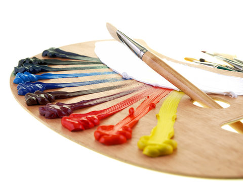k&uuml;nstlerpalette mit ein malpinsel und verschiedenen &ouml;lfarben isoliert auf wei&szlig;em hintergrund 