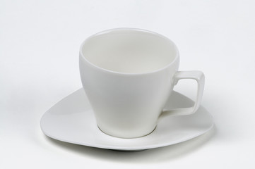 Taza blanca de café  vacía con plato aislado