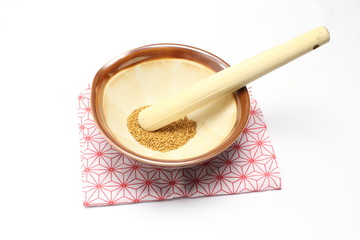 すり鉢とすりこぎとごま