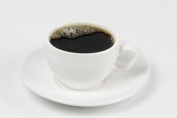 Taza con café tinto  placa plato  y fondo   blanco