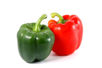 poivron rouge et vert sur fond blanc