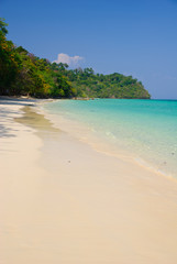 Fototapeta na wymiar beautiful white sand beach of koh rok island, Krabi,Thailand