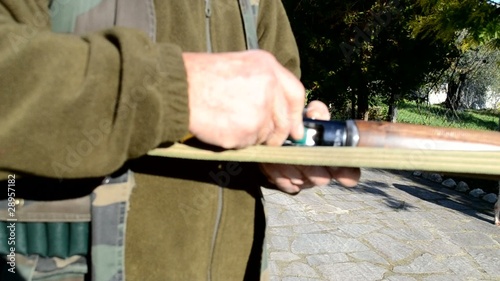 UN FUCILE SEMIAUTOMATICO SCARICA