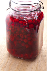 Großes Einmachglas mit Himbeerkompott