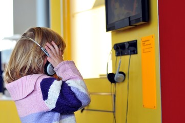 Kleinkind mit Kopfhörer