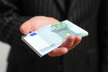 Bargeld in der Hand