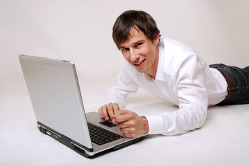 Fototapeta na wymiar Junger Mann mit Laptop