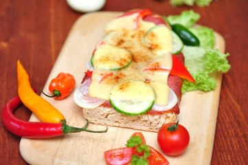 Baugette mit Salami und Käse