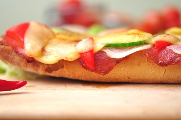 Sandwich mit Salami und Käse