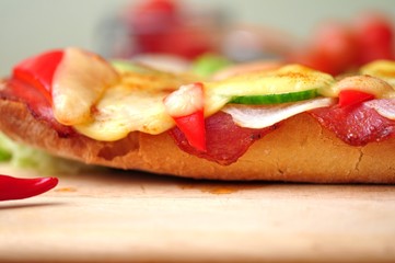 Sandwich mit Salami und Käse