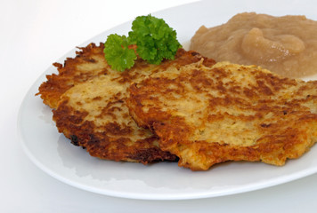Kartoffelpuffer mit Apfelmus