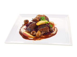 gänsebraten mit rotkohl, äpfel und kastanien