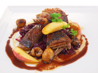 gebratene gänsebrust und schenkel mit rotkohl, apfel und kastanien