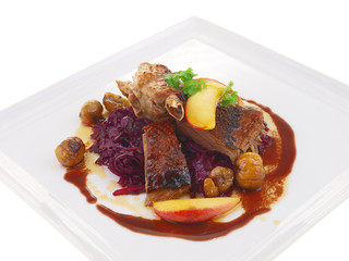 gans mit rotkohl, äpfel und kastanien