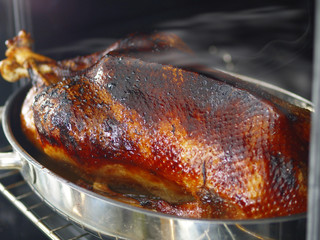 frisch gekochte Gänsebraten auf einer Pfanne aus dem Ofen