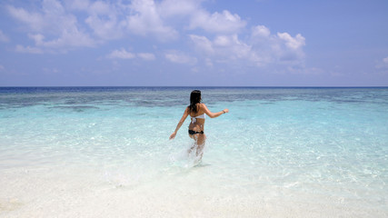 ragazza salta nel mare