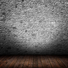 Innenraum mit beleuchteter Steinwand