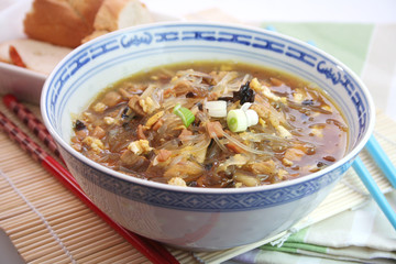 Sauer-Scharf-Suppe