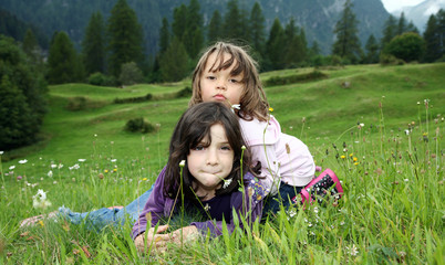 due bambine in mezzo ad un prato