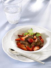 coupe de fraises à la menthe et à la crème au chocolat