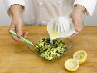 verser le jus de citron sur la salade - assaisonner