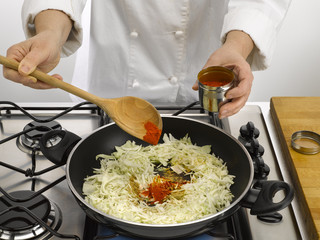 napper de sauce tomate les oignons poêlés