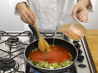 verser le jus dans la poêle