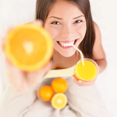 Crédence de cuisine en verre imprimé Jus Orange juice drinking woman