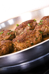 Frikadellen braten in einer Pfanne