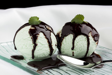 Minze Eiskrem mit Schokoladensoße