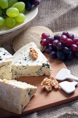 Blue cheese with walnuts and grapes