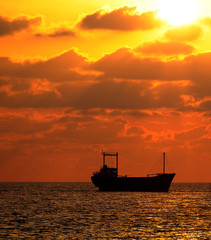 Alte Frachtschiff im Sonnenuntergang