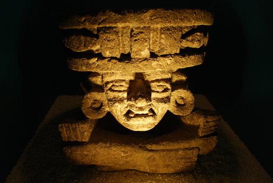 Statue maya