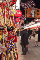 Obraz premium Nakamise dori à Asakusa, Tokyo - Japan