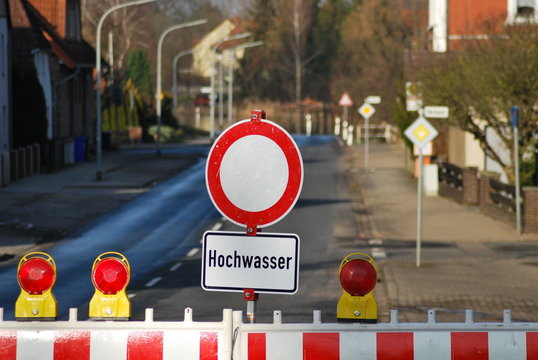Stra&szlig;ensperre Hochwasser