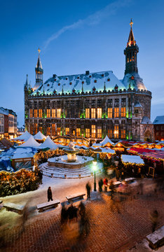 Aachener Weihnachtsmarkt mit Rathaus im Hintergrund
