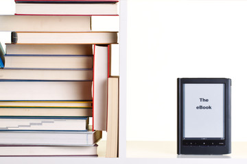 e-book reader im bücherregal neben büchern