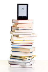 ebook reader auf einem stapel bücher
