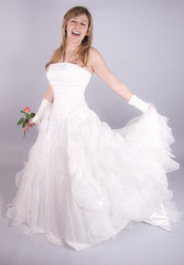 Fototapeta na wymiar femme en robe de mariée souriante